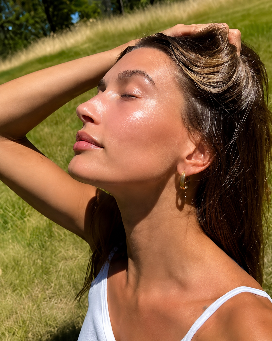 Mulher com pele iluminada e saudável sob a luz do sol